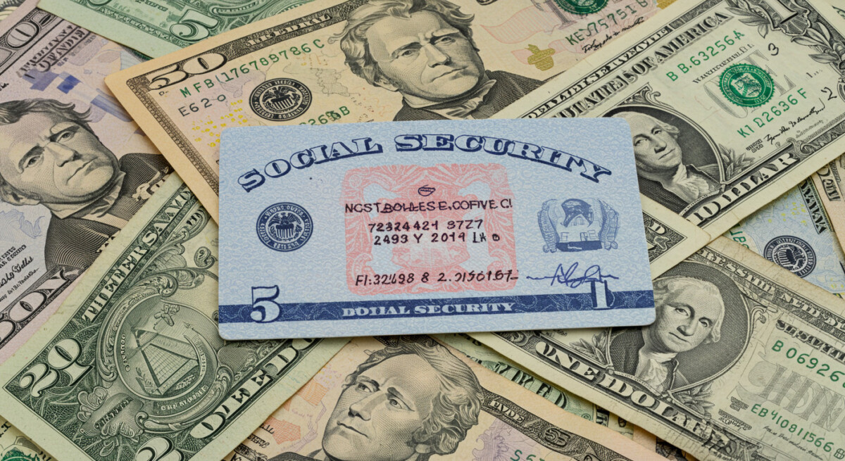 Elderly couple reviewing documents to maximize social security benefits